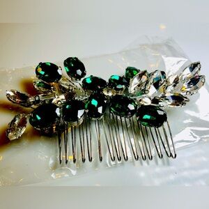 Elegant Hair Comb Features Stunning Emerald-green